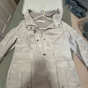 Raincoat Blanc Noir Light Gray Camouflage  NWOT